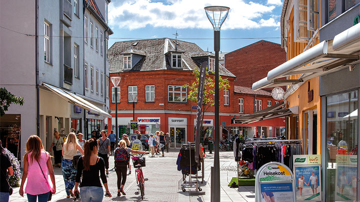 Een straat in Couvin, België, die goed verlicht is met Philips Metronomis LED