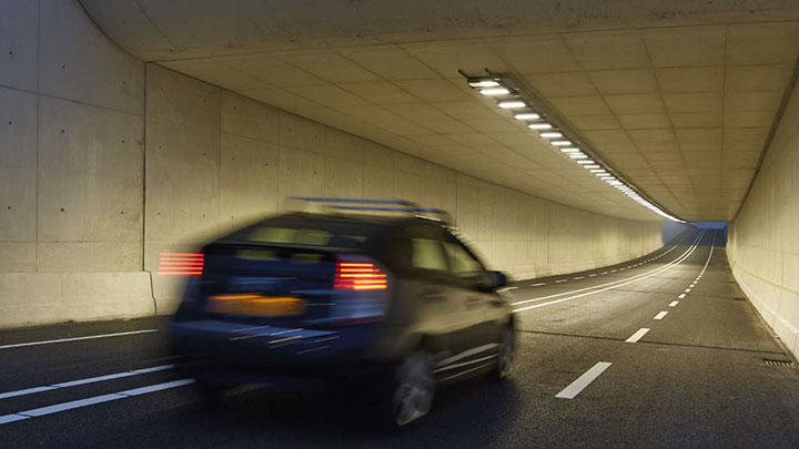 Verlichting van wegen op luchthavens - luchtvervuiling voorkomen