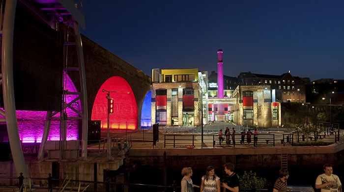 Een kiekje van afstand van de oude Toffee Factory, verlicht met Philips-LED-lampen