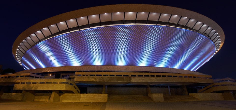 Een kantoorgebouw verlicht met LED-lampen