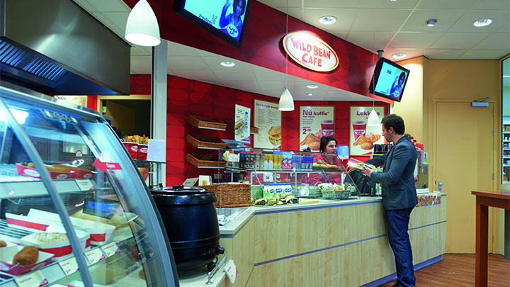 Winkel in een benzinestation, verlicht met Philips winkelverlichting