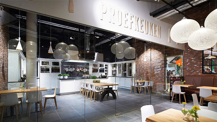 Het restaurant van de supermarkt, verlicht met moderne LED-verlichting van Philips 