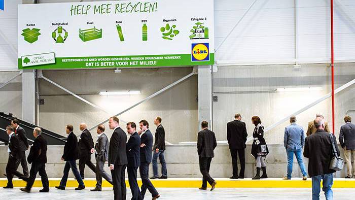 Mensen zijn verbaasd over de duurzame verlichting in het magazijn van het Lidl distributiecentrum.