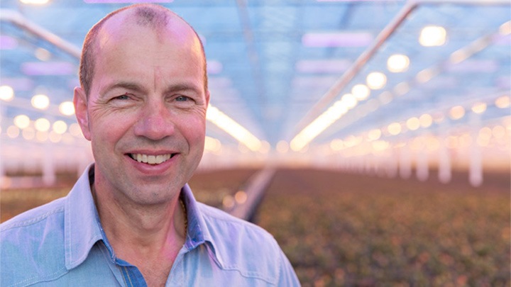 Leo van der Harg poseert in zijn kas, die wordt verlicht door Philips Lighting