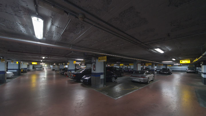Auto's, geparkeerd onder het licht van de Philips verlichting in de parkeergarage van NH Hoteles