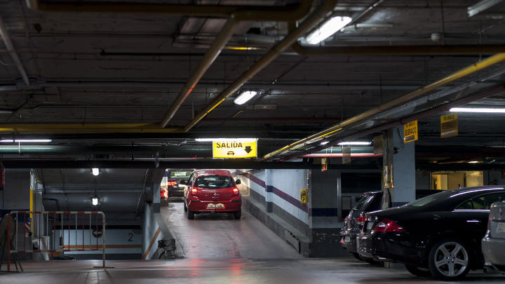  Een auto verlaat de parkeergarage van het NH Hoteles, die gebruik maakt van energiezuinige LED-verlichting van Philips 