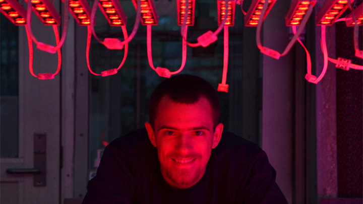 Twee mannen zijn blij met de Philips LED-vermeerderingslampen boven de gewassen in Purdue University