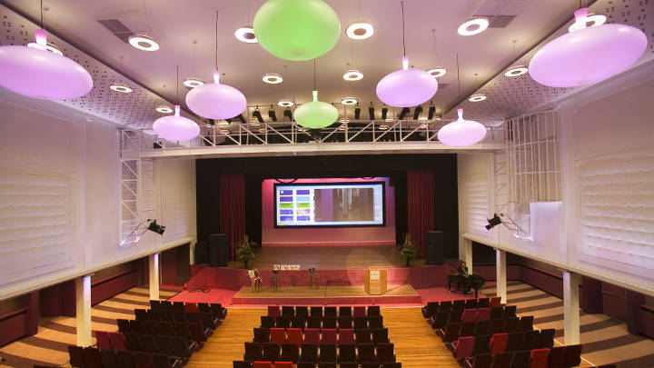 Pendelarmaturen met Philips LED-verlichting hangen aan het plafond van het Regardz Meeting Center