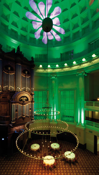 Een groen licht straalt uit de decoratieve verlichtingsproducten van Philips in deze ruimte van het Renaissance Hotel