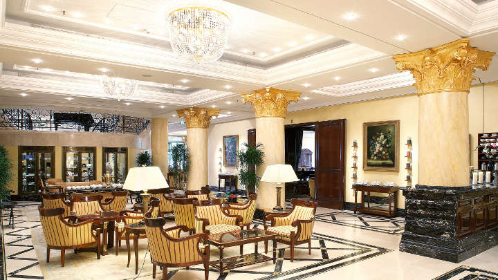De lobby van het Ritz-Carlton Hotel, verlicht met kroonluchters van Philips Lighting