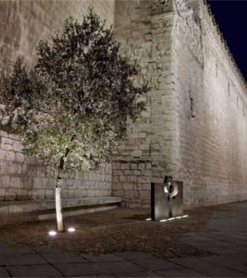 Chillida-boom langs de Rivers of Light-route, verlicht door Philips Lighting