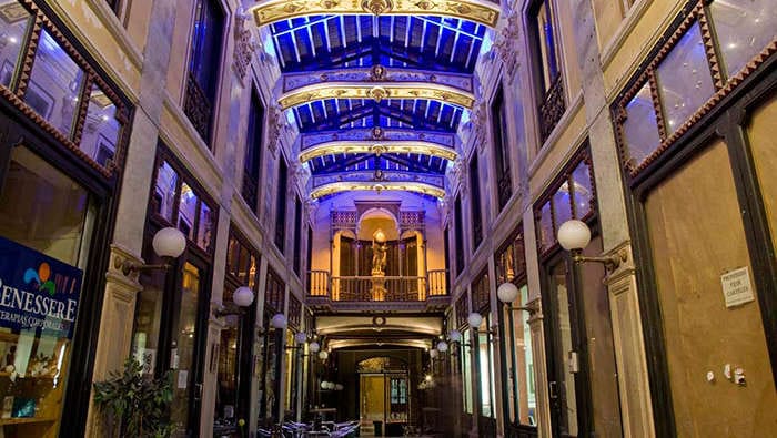 Architectuurverlichting in de Pasaje Gutierrez, Valladolid door Philips Lighting met het concept van Rivers of Light