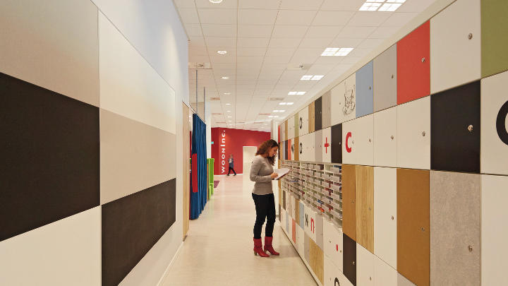 De gang van Wooninc., verlicht met verlichting van Philips