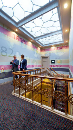 Gang in het Grand Sofitel, Amsterdam, aangenaam verlicht na de verlichtingsrenovatie door Philips 
