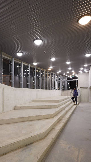  Man bestijgt de trap van parkeergarage Eiteren, verlicht door Philips Lighting 