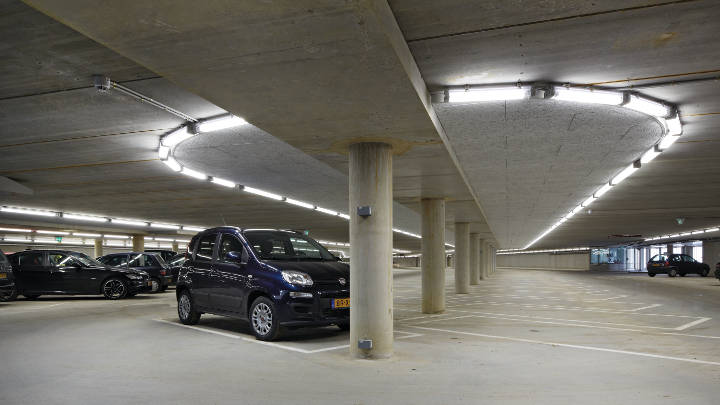 Parkeergarage en informatiebalie, verlicht door Philips Lighting 