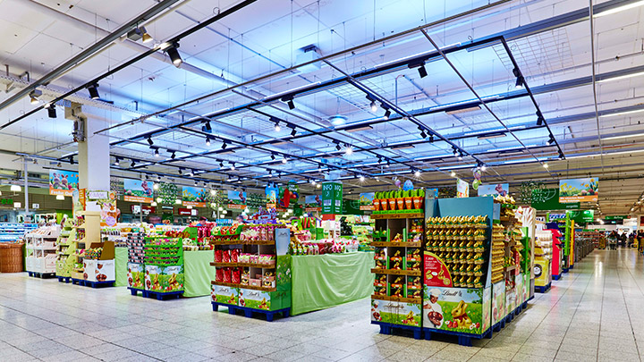 Supermarkt Globus met zachte, pastelkleurige uplights - blauw