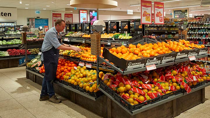 Medewerker Hoogvliet bij groente en fruit afdeling
