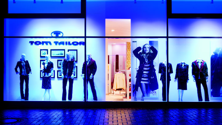 Winkeletalage van Markenstore, Duitsland, verlicht met Philips AmbiScene