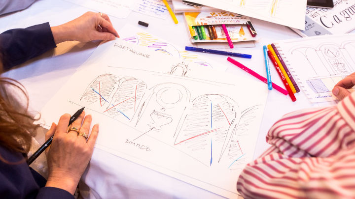 Een vrouw is aan het tekenen tijdens een workshop