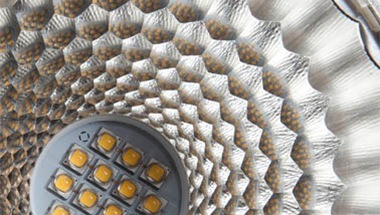 De ‘honingraat´-optiek laat zien hoe PerfectAccent de totale lichtopbrengst verhoogt zonder meer energie te verbruiken.