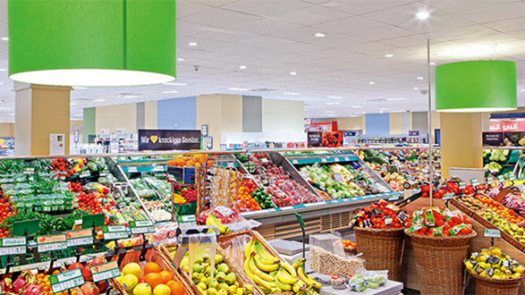 Armatuur van Philips met PerfectAccent reflectors verlicht de Edeka Supermarkt op een prettige manier
