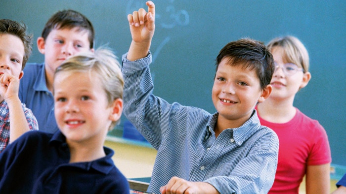 Kinderen in een klaslokaal dat effectief is verlicht met dynamische verlichting van Philips 