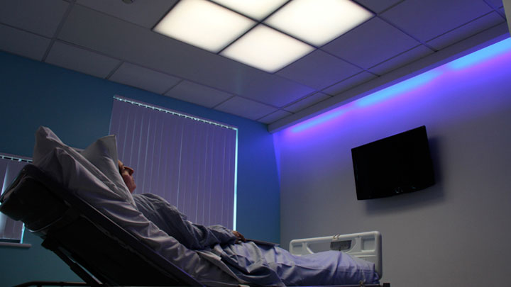 De HealWell patiëntenkamerverlichting van Philips Lighting ondersteunt de slaapritmes van patiënt, wat helpt de resultaten van de zorg te verbeteren