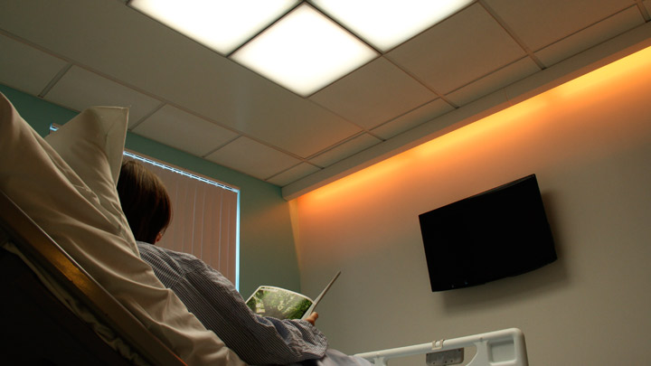 De HealWell LED-koofverlichting van Philips Lighting verbetert de beleving van de patiënt met licht dat van kleur verandert en slaapritmes ondersteunt
