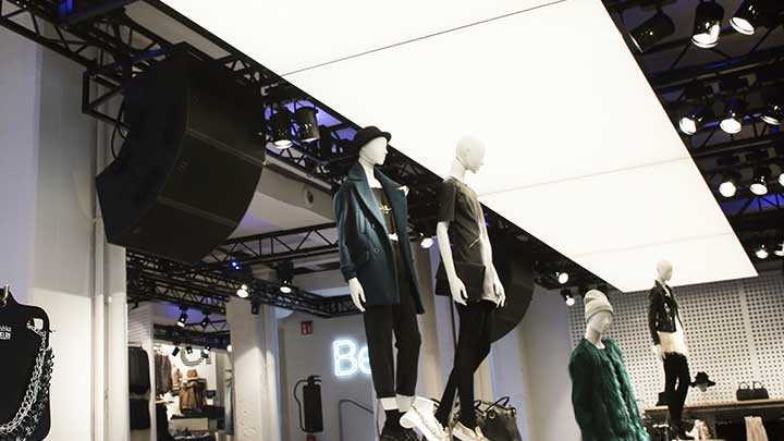 OneSpace van Philips Lighting is een lichtgevend plafond dat een verbazingwekkende, nieuwe winkelverlichting oplevert