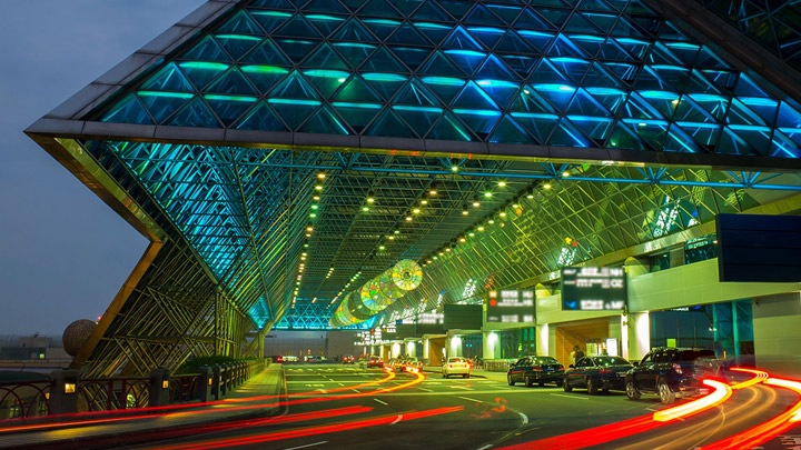 Prachtige en helder verlichte entree naar de luchthaven