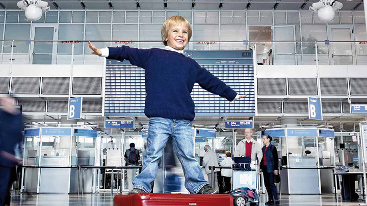 Kind dat aan het spelen is in een goed verlichte luchthaventerminal