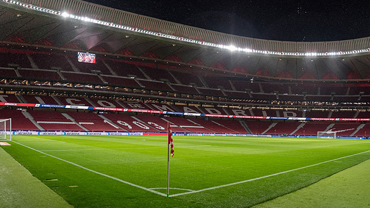 Helder verlicht stadion en veld