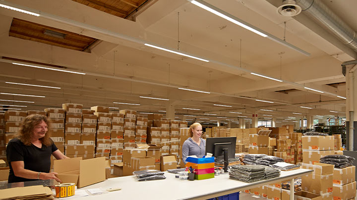Armaturen aan draagprofielen verbeteren het zicht in productieruimten