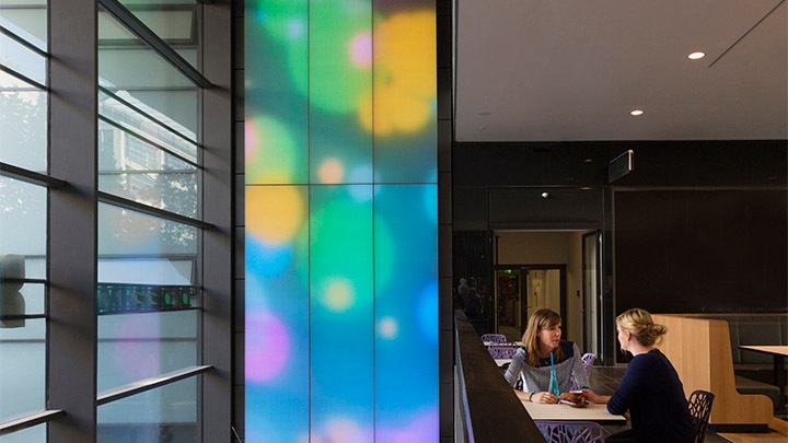 Winkelcentrum in Dresden gebruikt Luminous textile om klanten te trekken - verhoging van de winkelomzet