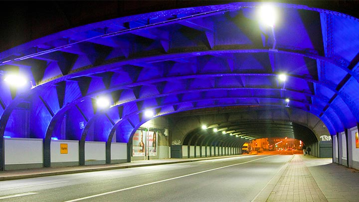 Een prachtig verlichte tunnelinrit