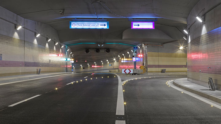 Duidelijke verlichting voor verkeersgeleiding in een tunnel