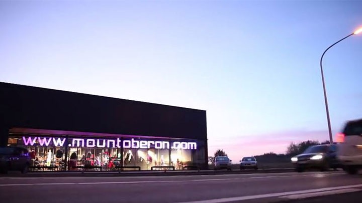 Managing Director van Mount Oberon Steven Decerf legt uit welke verrassende technologische hoogstandjes van Philips de klant op zijn weg door de winkel tegenkomt. 