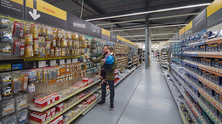 Praxis Eindhoven tussen de schappen