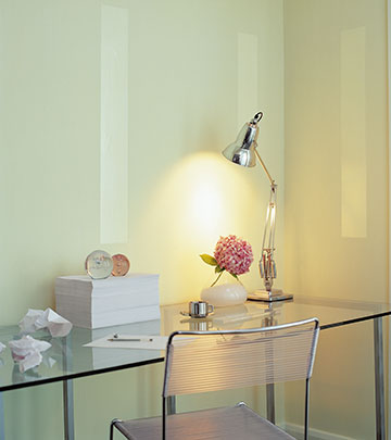 Kleuradvies interieur: gebruik tafellamp als styling