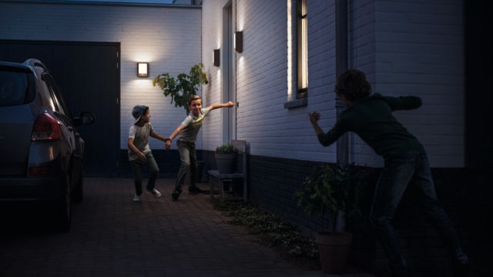 Geen ongewenste gasten aan je voordeur? | Philips tuinverlichting