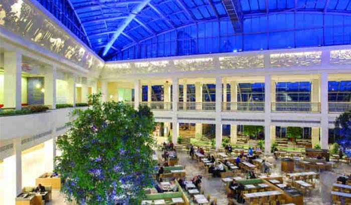 Helder en ruim opgezet restaurant in het atrium van het Bluewater [or should this be Bullring (see below)?] Shopping Centre