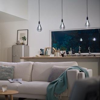 Uitgeschakelde Philips Vintage LED-lampen die aan het keukenplafond hangen