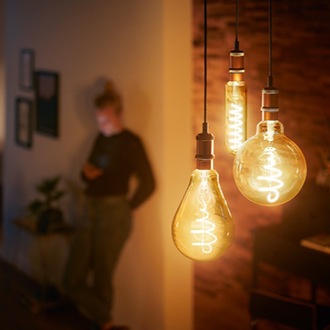 Philips Vintage LED-lampen die aan het plafond hangen met tot in detail zichtbare gloeidraad