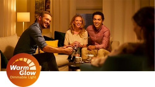 Mensen die genieten van de warme gloed van een gedimde lamp in een woonkamer