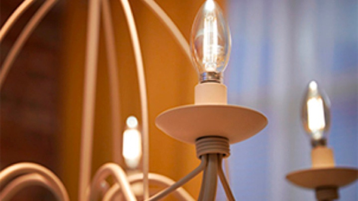 Meerdere Philips LED-kaarslampen in een armatuur