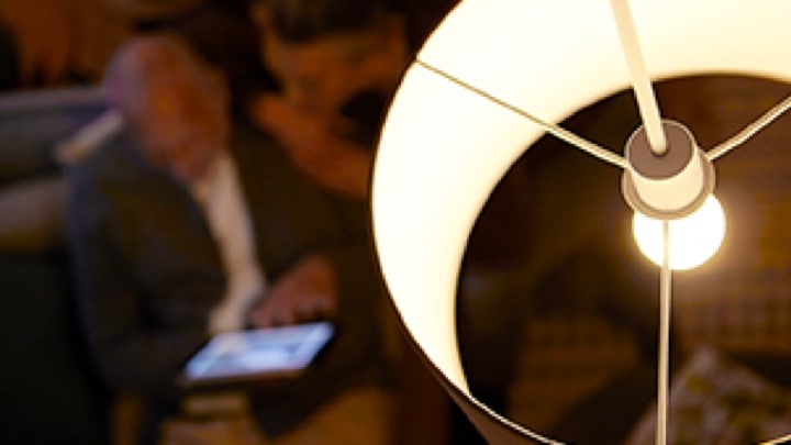 Een Philips lamp met A-vorm in een armatuur