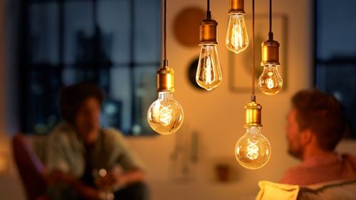 Philips Vintage LED-lampen die aan het plafond hangen en voor een gezellige warme gloed zorgen