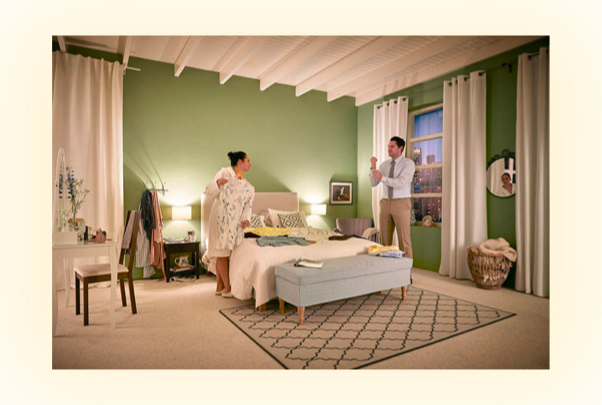 Kamer met een Philips SceneSwitch LED-lamp ingesteld op volledige helderheid