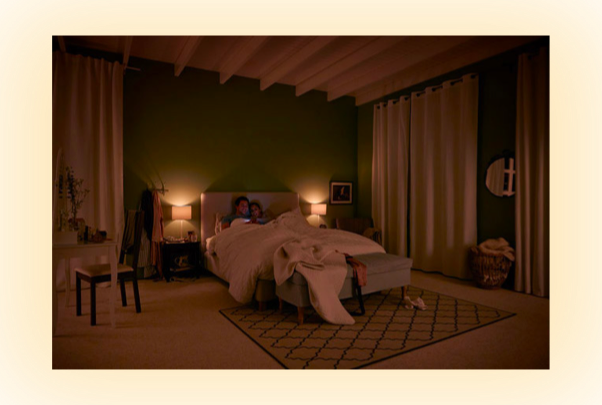 Kamer met een Philips SceneSwitch LED-lamp ingesteld op lage helderheid
